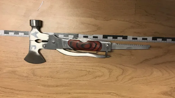 46-åringen hade detta verktyg och åtalas nu för brott mot knivlagen. 