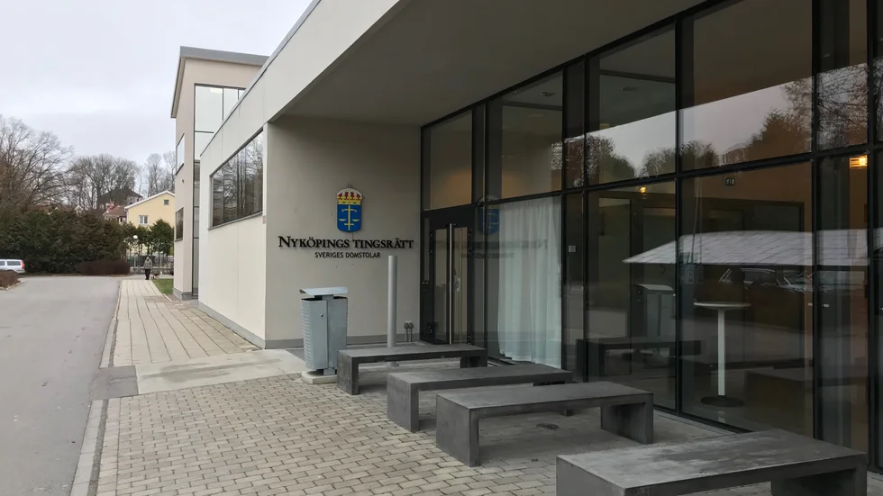 På torsdagen startade förhandlingen mot en tidigare banktjänsteman som misstänks för att ha förskingrat 3,8 miljoner kronor från bankens kunder.