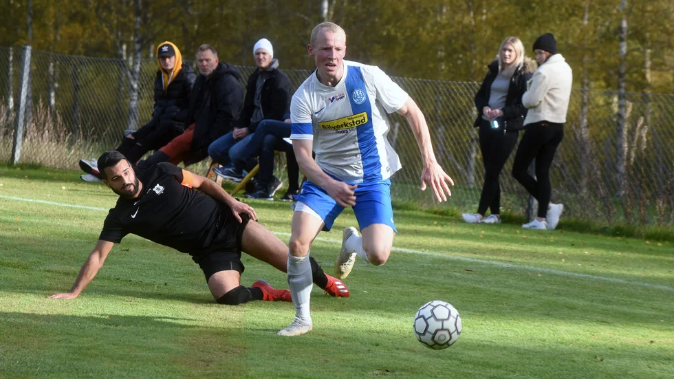 Adrian Mathiasson har bestämt sig för at spela vidare i Södra Vi IF trots anbud från flera andra klubbar.