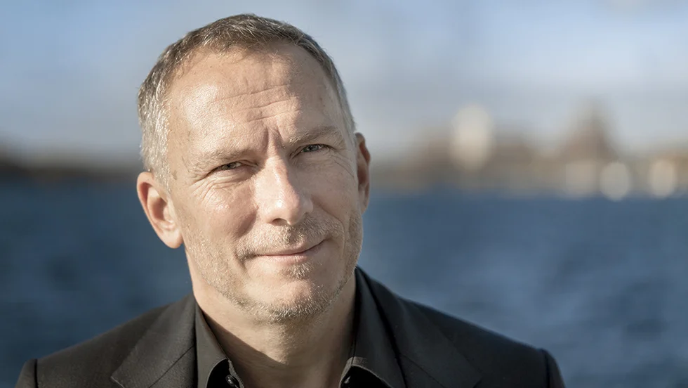 Gustaf Skördemans thrillerdebut "Geiger" blandar underhållning, virvlande intriger och spionroman i ett. Sina formativa ungdomsår tillbringade Skördeman i Katrineholm.