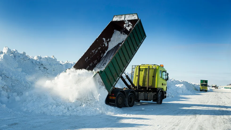 Kommunen föreslås höja avgifterna för att tippa snö på snötippen. Taxehöjningen ska baseras på index för anläggningsmaskiner, inte KPI.