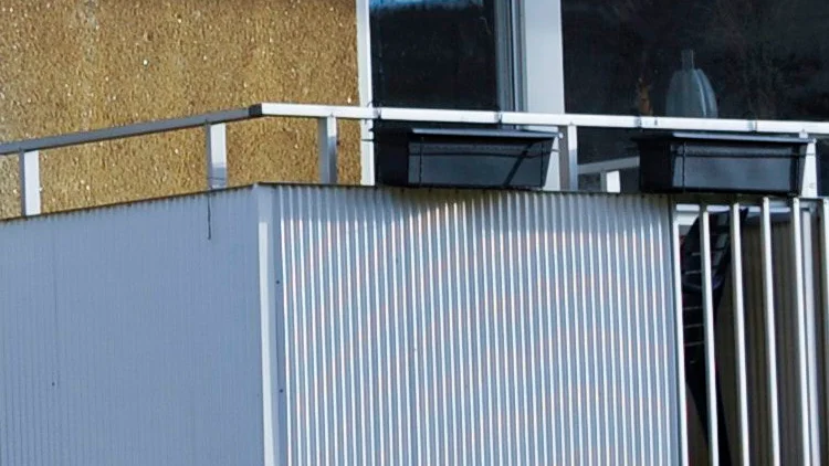 Skrik hördes från en lägenhet vilket gjorde att ett vittne hoppade in på balkongen och ingrep. Bilden är tagen i ett annat sammanhang.
