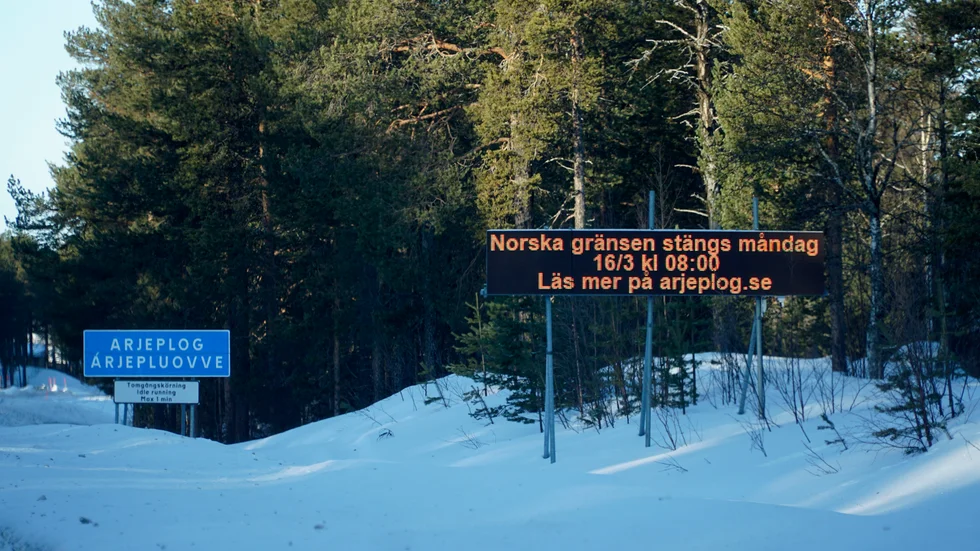 Skylten vid Arjeplogs infart informerar om den norska gränsstängningen.