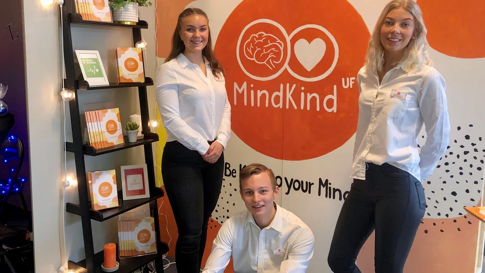Matilda Hyberts, Anton Olander och Ella Norrgård har startat företaget MindKind tillsammans. William Simonsson Köster har också varit med i arbetet men saknas på bilden.