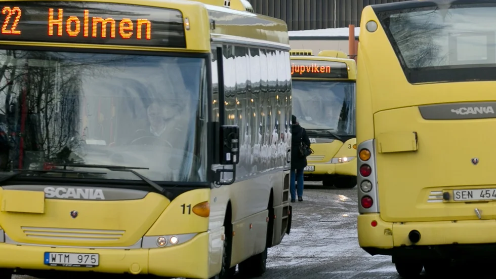 Från och med fredag 20 mars införs avgiftsfria resor med lokaltrafiken och resenärerna ska kliva på bussen genom den bakre dörren. (Arkivbild)