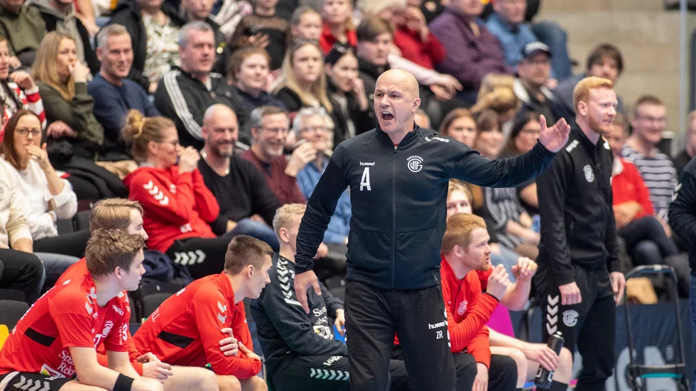Zoran Roganovic riktar skarp kritik mot Handbollförbundet som tvingar lagen att fortsätta spela. 