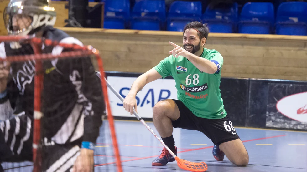 Ja, det pekar uppåt, till division 1, för Rabi Kahlaji och FBC Nyköping. (arkivbild)