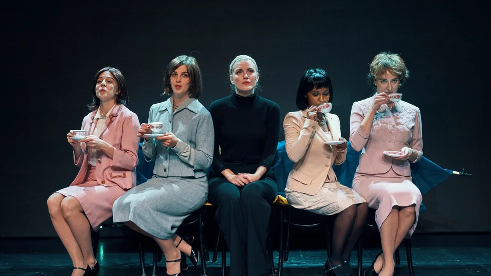 Siri Fagerudd, Linda Kulle, Anna Thomasson, Willma Mikael och Carla Sehn i "På tunn is".