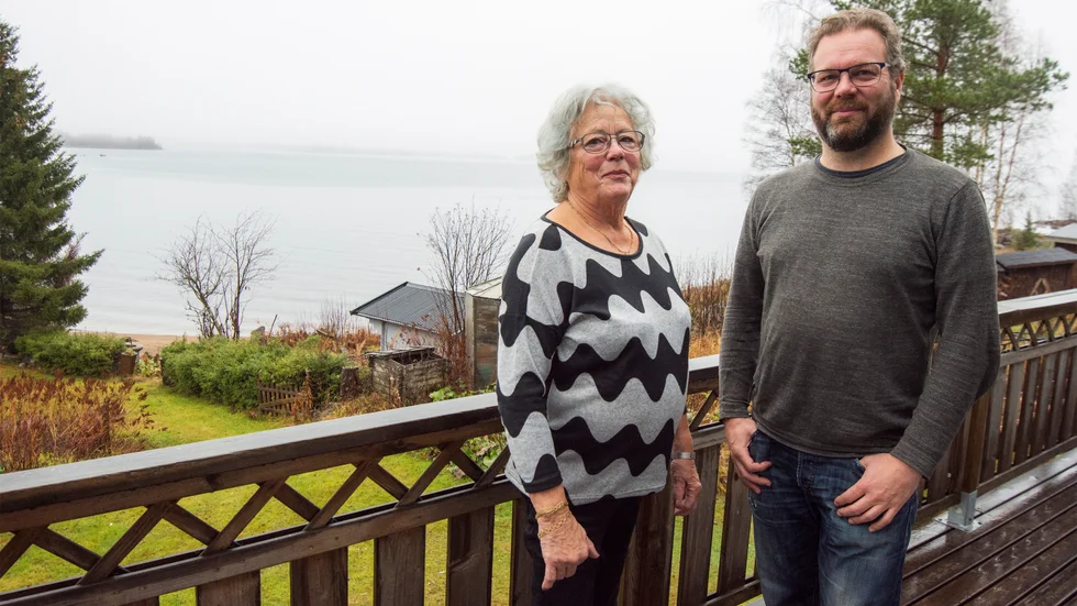 Marianne Thingvall och sonen Claus Thingvall framför den fina utsikten över Mjöfjärden, denna dag i dimma.