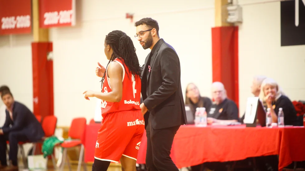 Uppsalas coach Mady Mahdy med sin nya guard Malica Monk under förra matchen mot Telge.