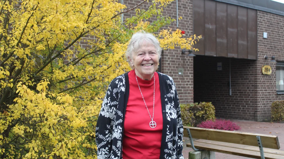 Ulla-Brita Ragnarsson framför Skäggetorps kyrka, där hon var yrkesverksam i fyra decennier. Nu har hon fått ett samtalsrum uppkallat efter sig.