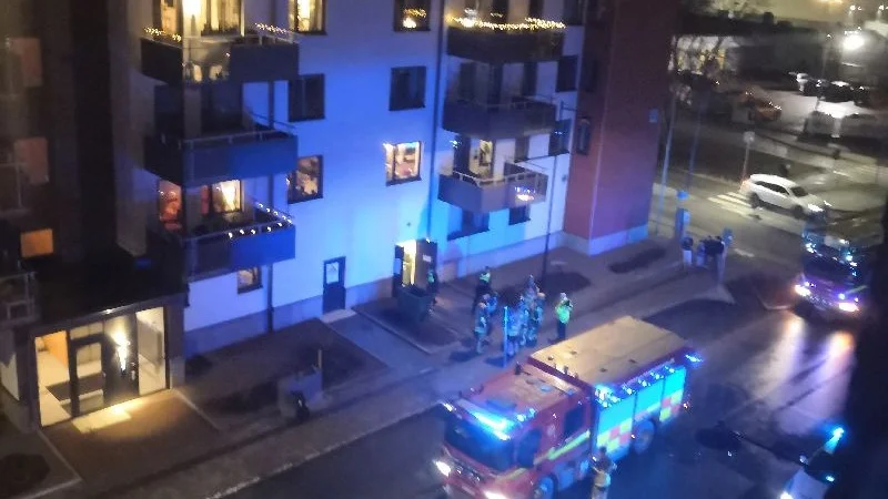 Branden utbröt i källaren i ett flerfamiljshus på Mältargatan strax innan halvsex på söndagskvällen.