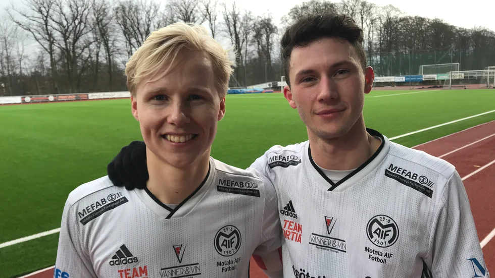 Lagkaptenen Simon Karlsson och målskytten Ivan Rako är glada efter Motala AIF:s seger med 2-1 mot Sandviken. En match där Maif dominerade i andra halvlek.