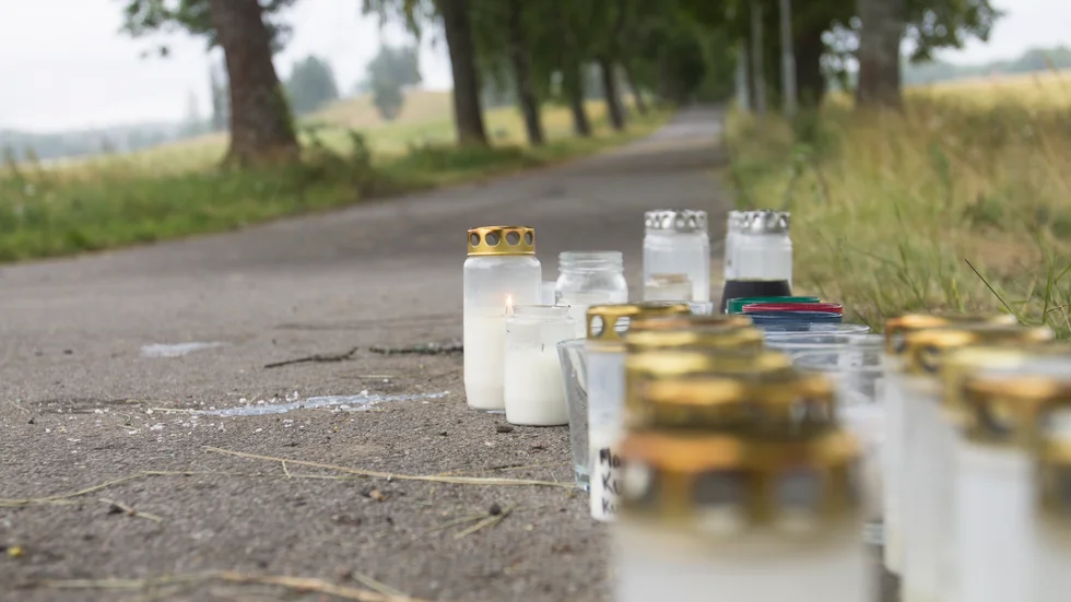 OIycksplatsen i Djulö allé, ett par dagar efter att bilen kraschade in i ett träd. 