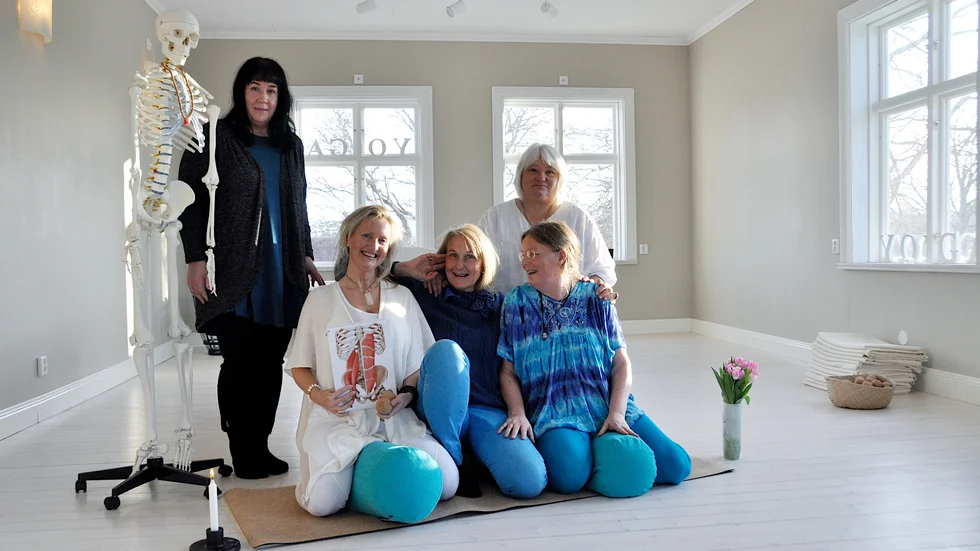 Sue Lifvendahl, reikihealer, Anna Göransson, yogalärare, Lena Nilsson, mindfulnesslärare, Kristina Bexell, reikimaster och Elisabeth Baker, reikihealer och yogalärare. Malin Bergslo saknas på bilden.