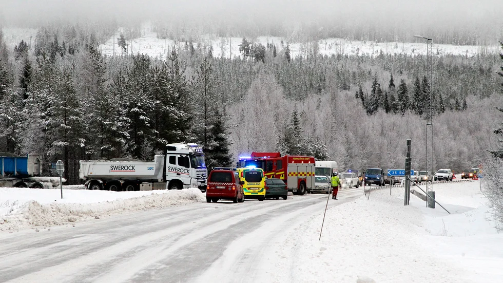 Vägen fick stängas av under räddningsarbetet.