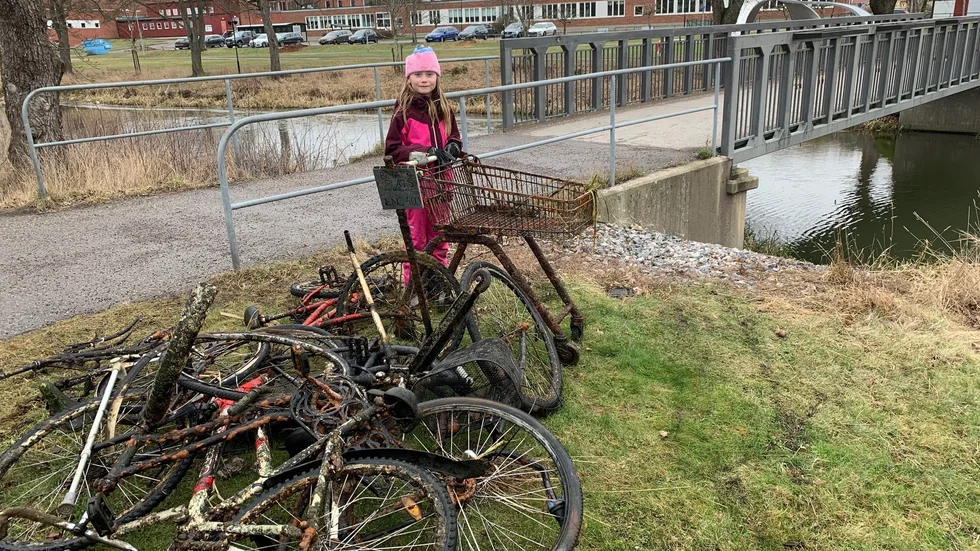 Esmeralda Oláh och hennes pappa Henrik fick napp betydligt oftare än hon räknat med vid magnetfisket i Torshälla kanal i lördags.