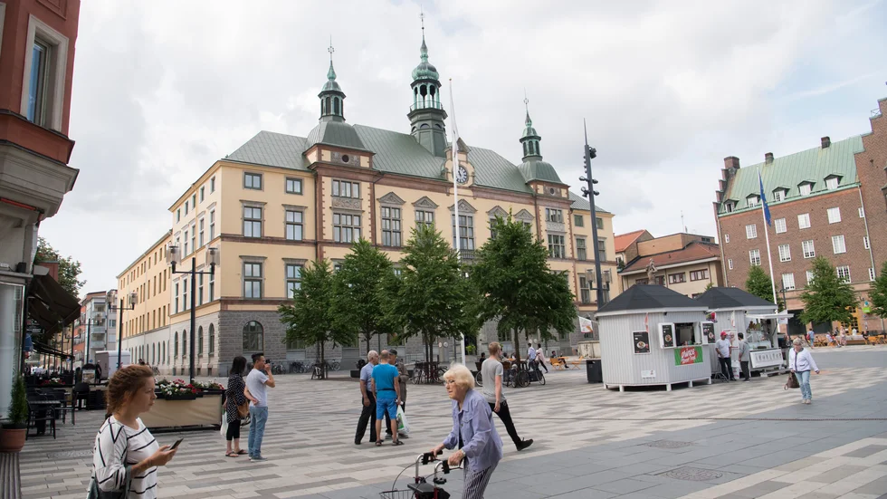 Insändarskribenten menar att ett levande centrum förutsätter en mix av bostäder, affärer och restauranger och god tillgång till parkeringsplatser med rimliga avgifter.