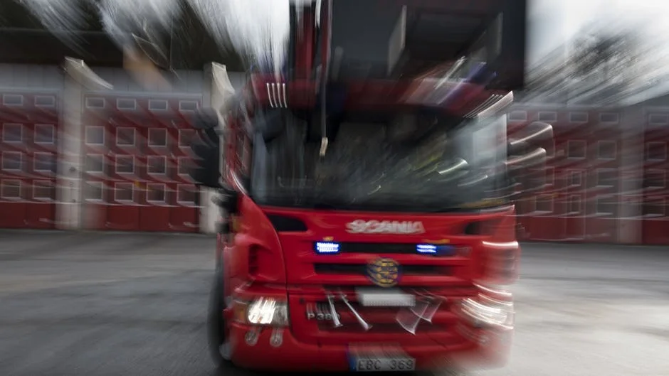 Varje morgon står Jennifer och väntar vid Orremåla vägskäl på bussen. Nu är familjen Andersson trött på att skolskjuts med linjebuss inte fungerar. Här syns Jennifer tillsammans med mamma Karin. 