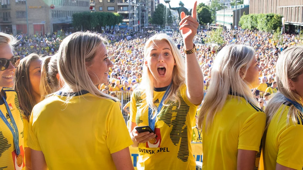 Stina Blackstenius var med och tog brons i fotbolls-VM för Sverige. Det gör att moderklubben Vadstena GIF får pengar från internationella förbundet Fifa, ungefär 60 000 kronor.
