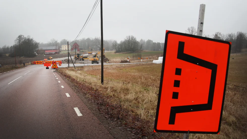 Under fredagen kunde trafiken börja köra via en tillfällig väg. Den är totalt 6,5 meter bred, med 3,25 meter breda körfält vid möte. Hastigheten är begränsad till 30 kilometer per timme.