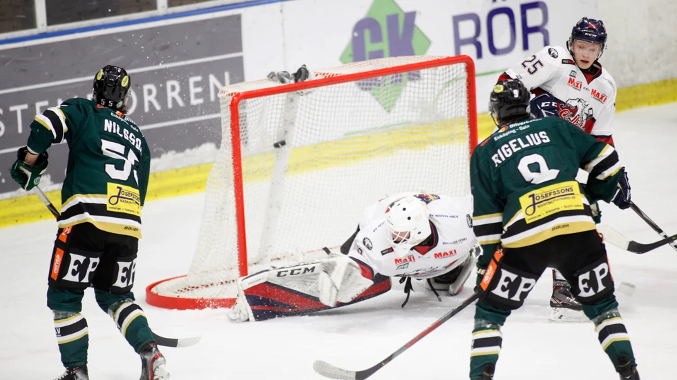 Robin Nilsson lyfter iskallt in 3-1 för ESK. Så långt var allt frid och fröjd.