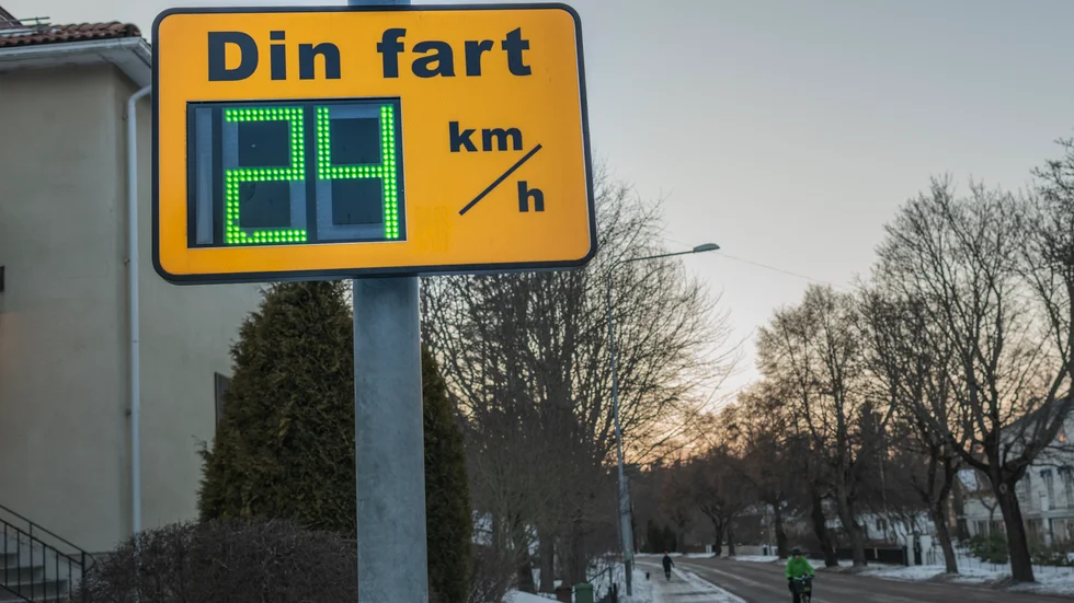 Skribenten föreslår en hastighetsmätare i väntan på farthinder.