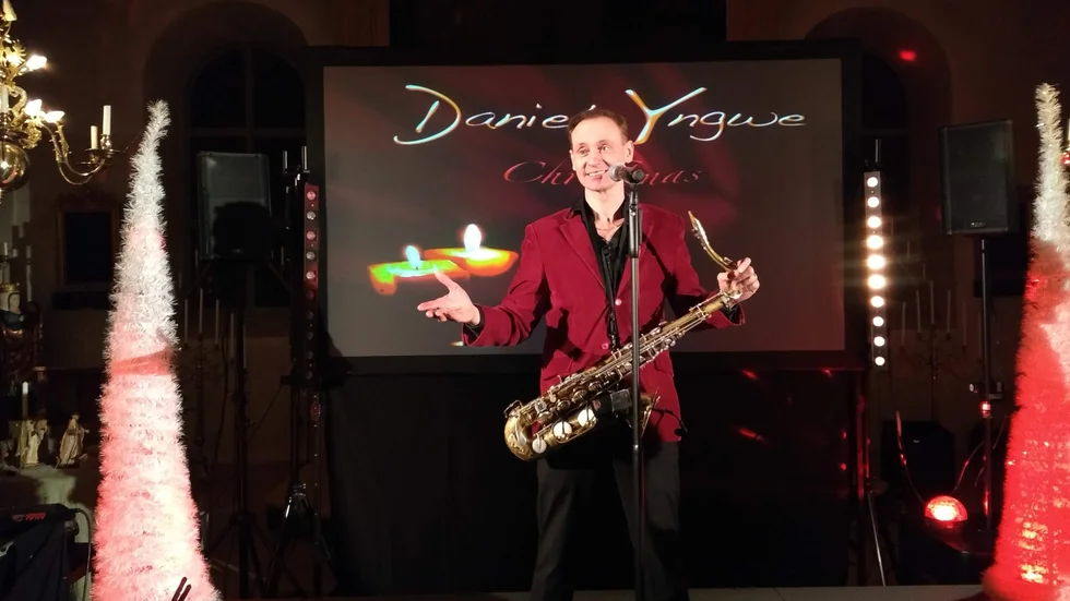 Daniel Yngwe spelade saxofon och underhöll i Kisa kyrka.