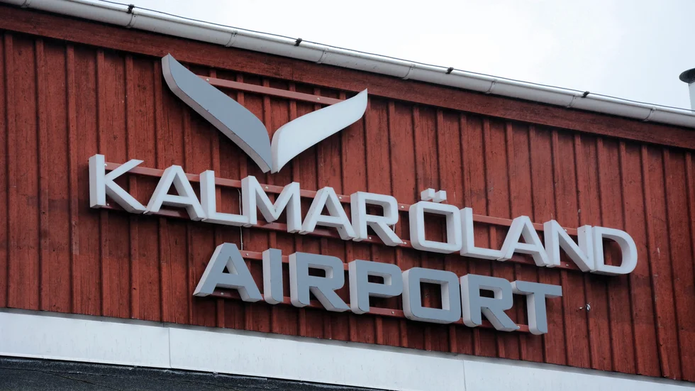 Köpet av Kalmar Öland Airport kan inte göras innan alla ekonomiska frågor är besvarade, menar skribenten.