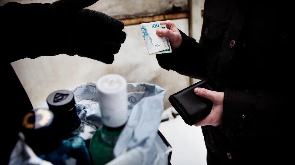 "Vi har även sett att anhöriga köper ut vilket är stort problem. Föräldrar, äldre syskonen eller kompisar begår ett brott om de köper ut alkohol", säger kommunpolis Viktor Haglind.
