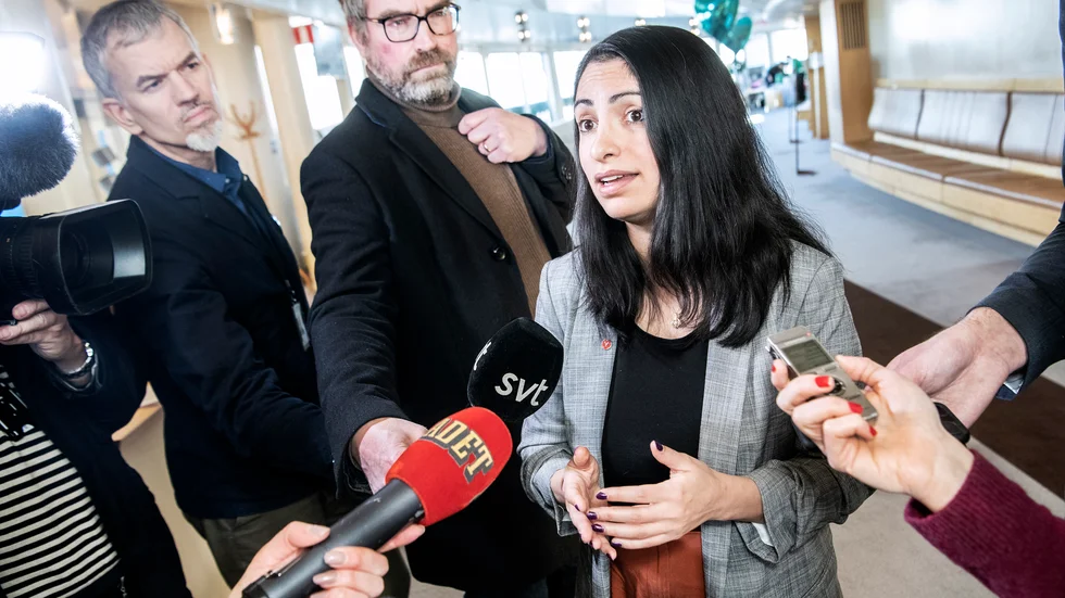 Nooshi Dadgostar kandiderar till att bli ny V-ledare. Så var står hon i partiets infekterade konflikt?