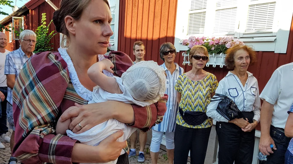 Från de välbesökta stadsvandringarna sommaren 2019. Hanna Svensson med sonen Ville var några av skådisarna i den stora ensemblen.