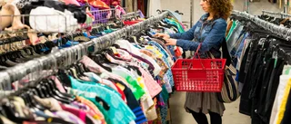 Second hand flåsar klädkedjorna i nacken