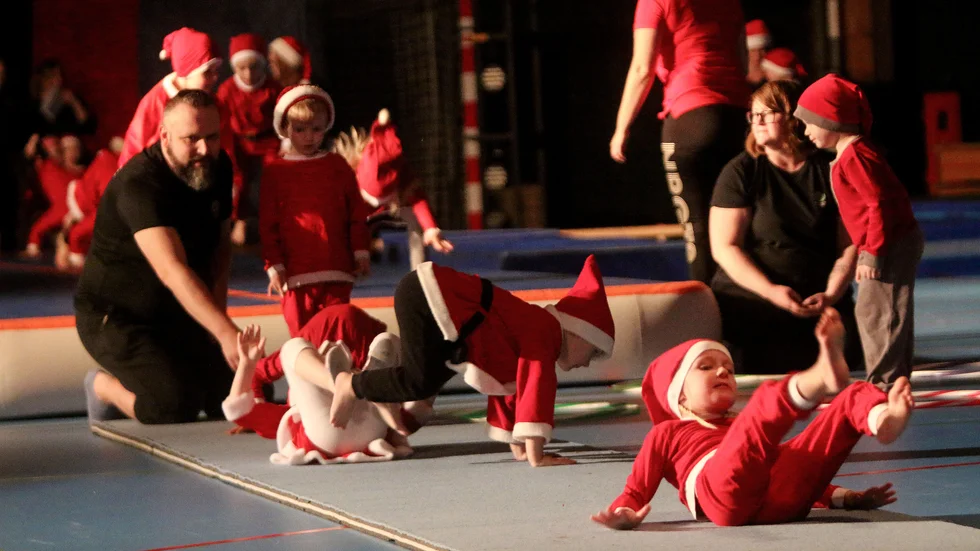 Full fart på minsta tomtenissarna under ESK-gymnasternas jubileumsuppvisning i Idrottshuset. 