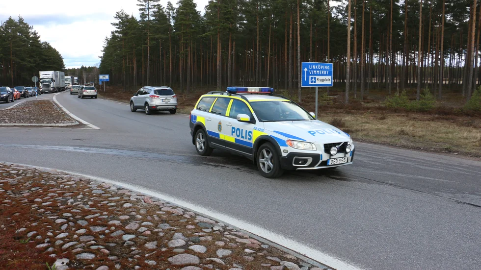 Bilar och trafik är en ständig källa för arbete hos ordningsmakten. Nu senast handlar det om bilstöld och smitningsolycka.