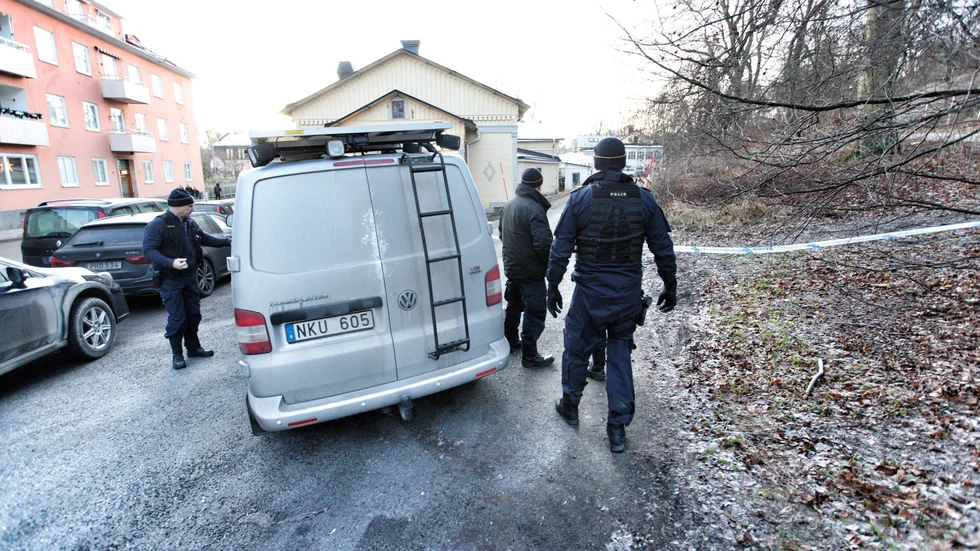 Polisens tekniker på plats utanför Biger Jarl efter explosionen. 