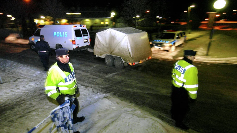 Polisens bombvagn körde in på McDonald's-området senare på lördagskvällen några timmar efter att lokalen hade utrymts.