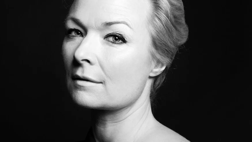 Den danska författaren Helle Helle  gör stiliserad konst av vardagsdramatik, menar Kurirens recensent Jan-Olov Nyström.