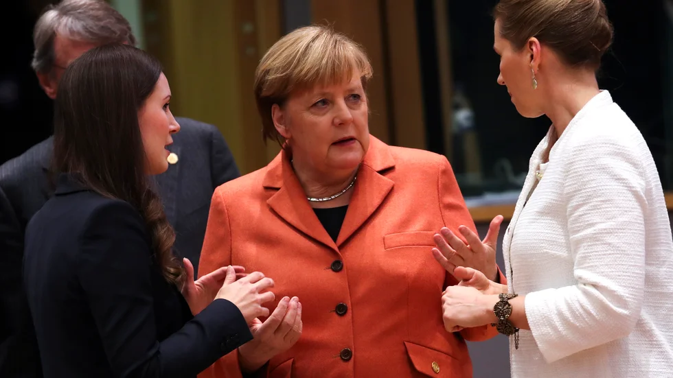 Statsminister Mette Frederiksen (S) förekommer i dagens text. Här ses hon i vit kavaj tala med veteranen Angela Merkel kristdemokratisk kansler i Tyskland och med nyvalda finska statsministern Sanna Marin (S) i svart. 