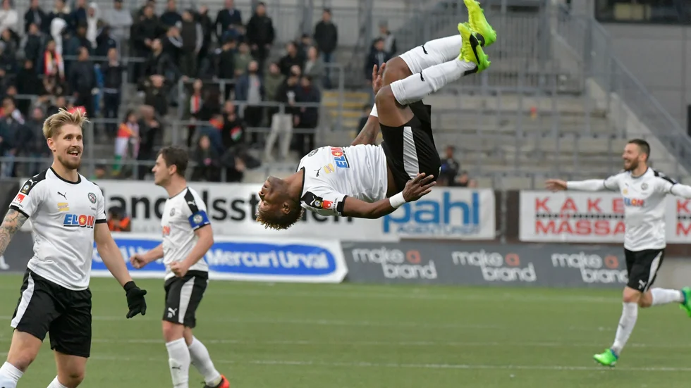 Kennedy Igboananike firar ett mål med sin klassiska volt. 