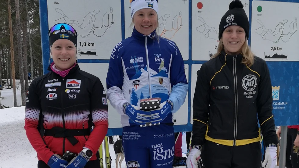 Dampallen på Kronanloppet. Segrarinnan Sofia Lindberg, Robertsfors IK, omgiven av tvåan Helena Lundqvist, Kalix SK, och trean Ellen Scheidegger, Motala AIF SK. 