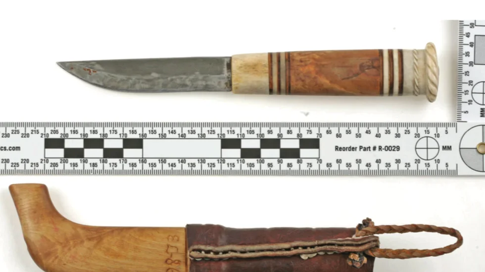 Den tekniska utredningen visar att brottsoffrets blod påträffats på den här kniven. Åklagaren menar att kvinnan använde denna kniv vid mordförsöket i bostaden i Kusmark.