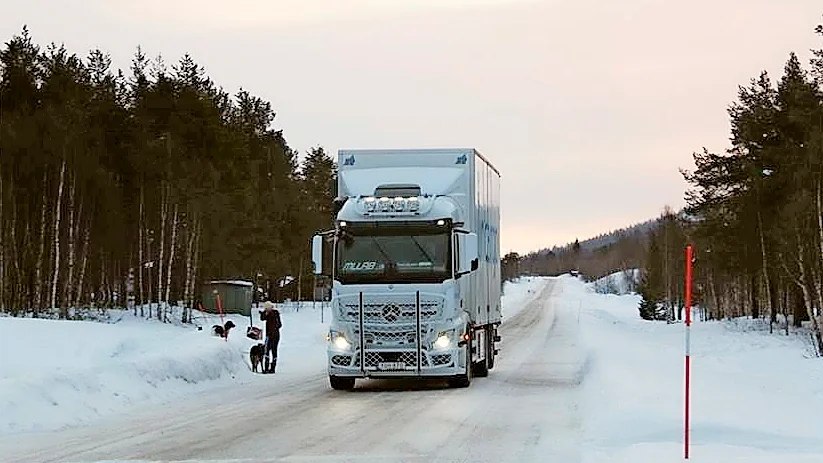 När lastbilen kommer får man vika åt sidan och hoppas på att föraren tar ner farten.