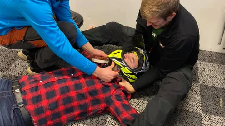 Första hjälpen av skadade personer är en stor del av utbildningen som leder fram till en diplomering.