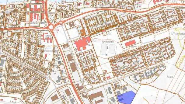 Tomten är markerad med lila färg. Det är strax intill koloniområdet på Anderstorp. 