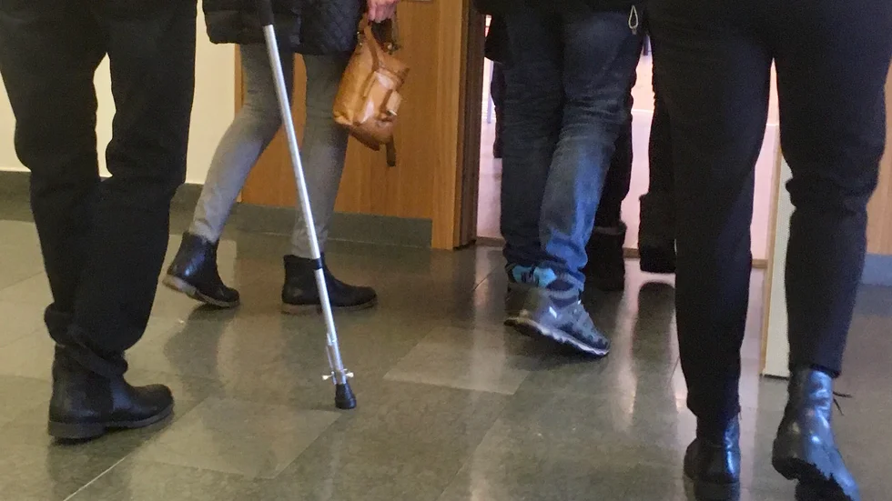 Ett flertal av de boende i flerfamiljshuset i Kåge deltog vid första rättegångsdagen på onsdagen.