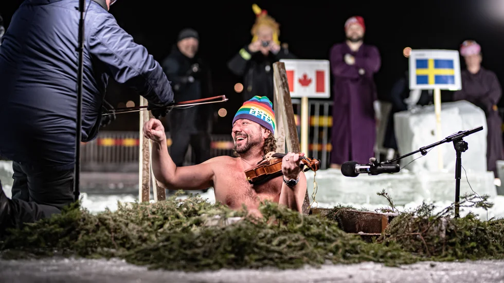 Musikern Urban Berggren spelade så att strängarna rök under invigningen av Vintersimmet.