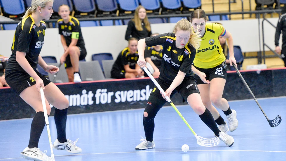Alva Pettersson, till höger, i aktion tillsammans med Emma Bäcklund.
