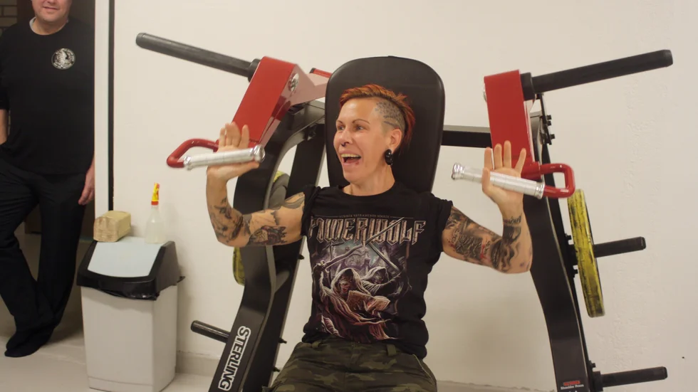 Ewelina Lindholm testar en maskin i gymmet under överinseende av Örjan Berglund.