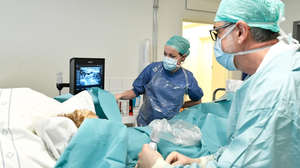 Genom hjälp av ultraljudsledd teknik, så kallad Picc-line kan Ida Holmlund och Magnus Strömqvist lotsa sig fram genom patientens blodkärl.